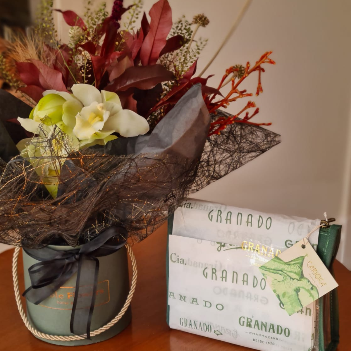 Gift Box com buquê de flores + Nécessaire Granado - Imagem 4