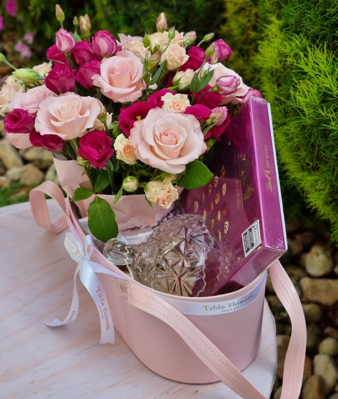 Flowerbox Lily no Potiche de Cristal e Pralinas Lindt - Imagem 3