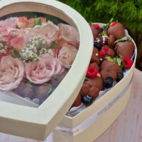 Alternative view of Heart Box Flores e chocoberry