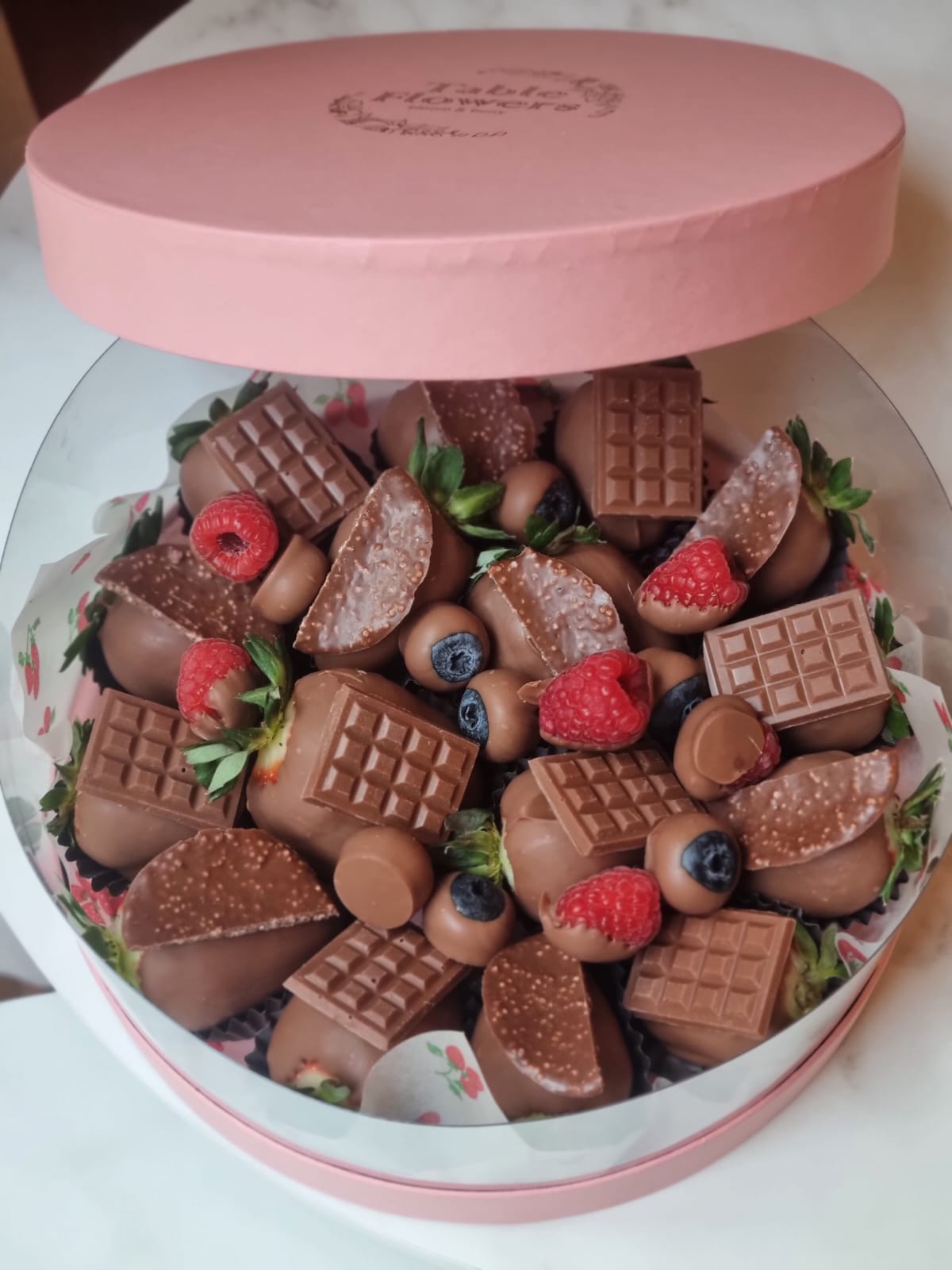 Berry box vitrine com morangos, framboesas e mirtilos