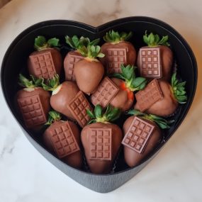 Alternative view of Heart box Strawberries