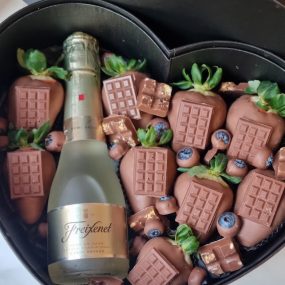 Alternative view of Heart box Strawberries e Freixenet