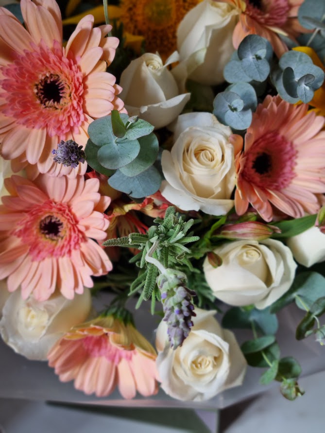 Flowerbox rosas, gérberas e mix delicado de flores - Imagem 2