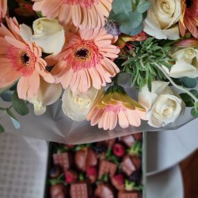Flowerbox rosas, gérberas e mix delicado de flores