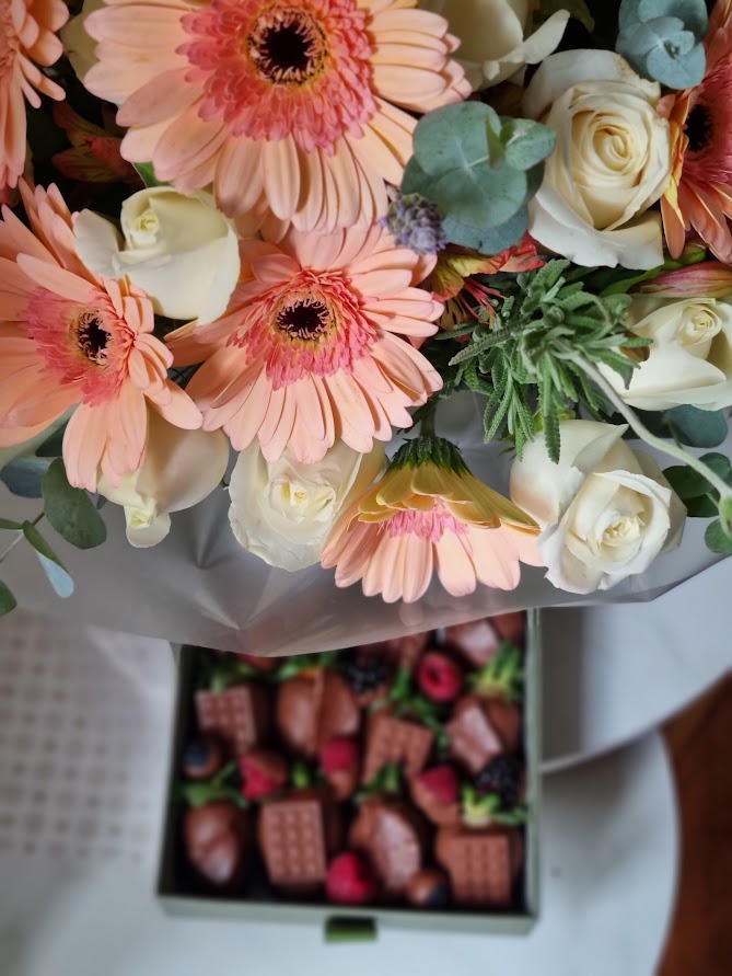 Flowerbox rosas, gérberas e mix delicado de flores
