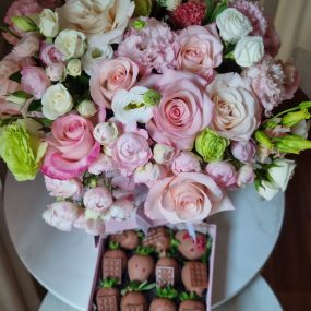 Flowerbox rosas, lisyanthus e chocoberry
