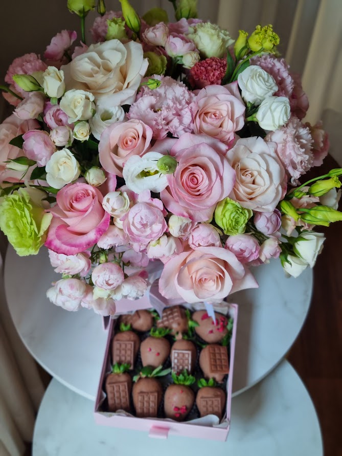 Flowerbox rosas, lisyanthus e chocoberry