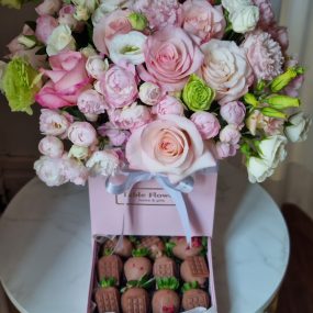 Alternative view of Flowerbox rosas, lisyanthus e chocoberry