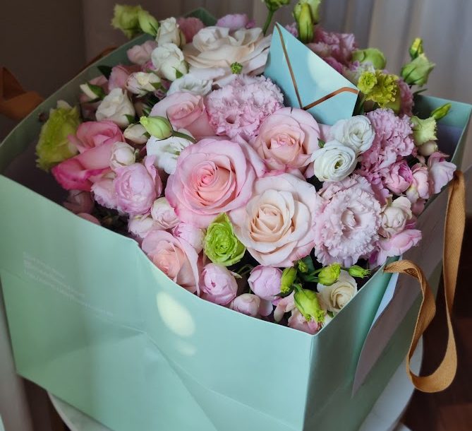 Flowerbox rosas, lisyanthus e chocoberry - Imagem 3