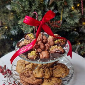 Prato 2 andares Cookies, Tâmaras recheadas e Bombons de Amendoim