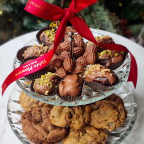 Alternative view of Prato 2 andares Cookies, Tâmaras recheadas e Bombons de Amendoim