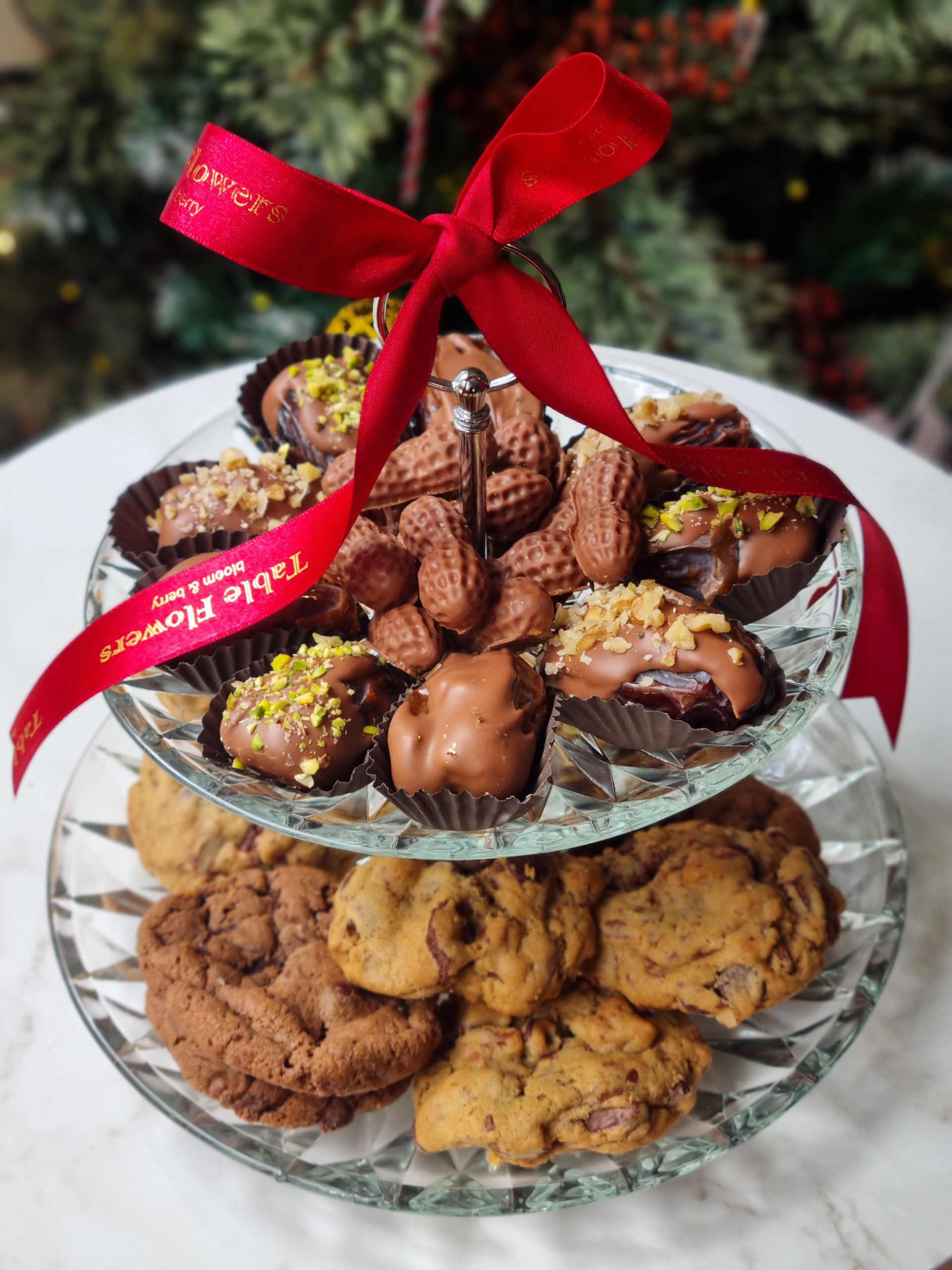 Prato 2 andares Cookies, Tâmaras recheadas e Bombons de Amendoim - Imagem 2
