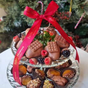Prato 2 andares cristal com chocoberries, damascos e tâmaras