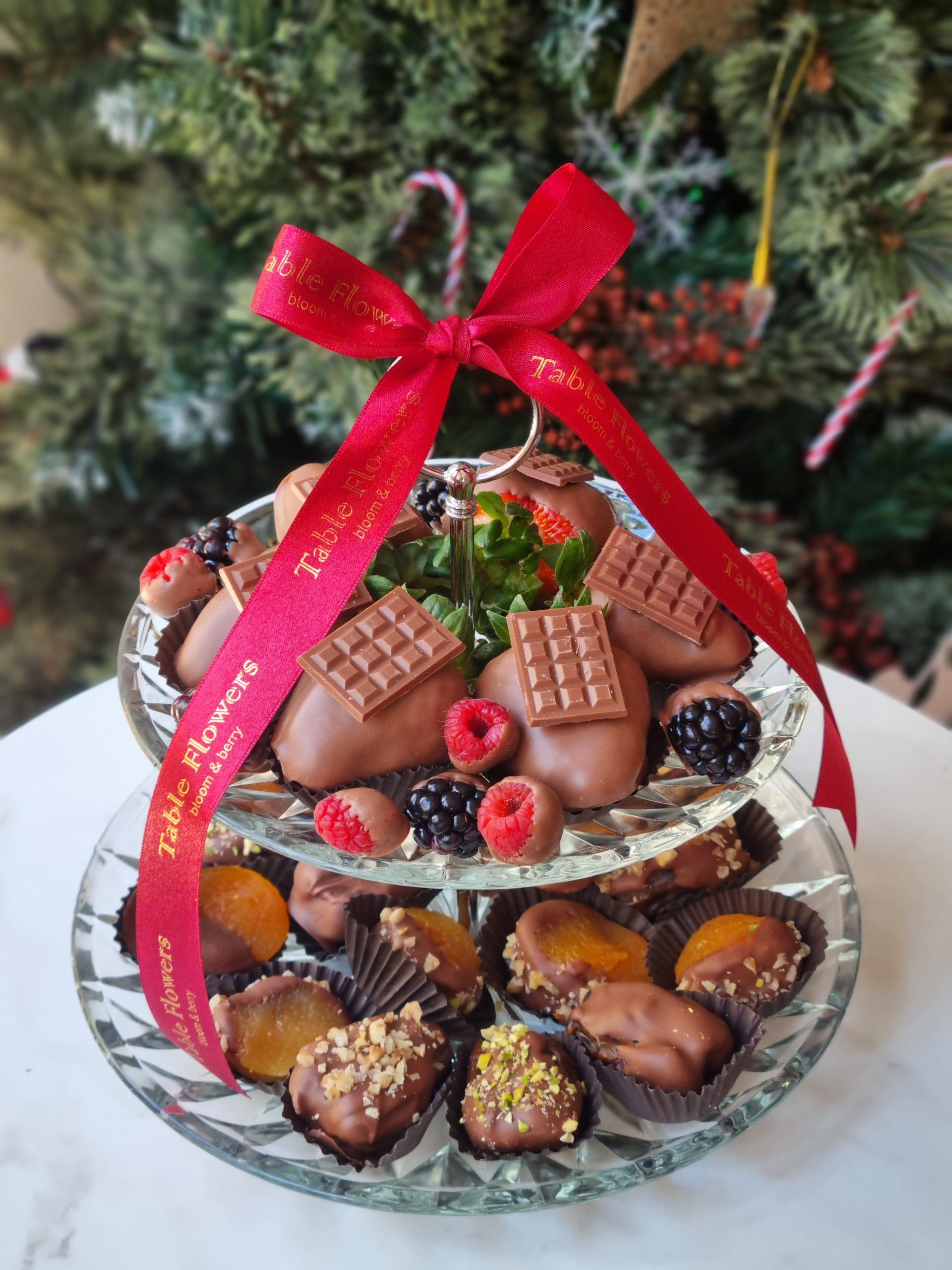Prato 2 andares cristal com chocoberries, damascos e tâmaras