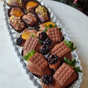 Travessa Folha Chocoberries, Damascos e Tâmaras recheadas