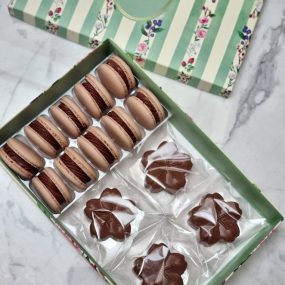 Caixa Flowers Macarons e Pães de Mel