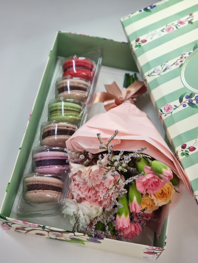 Macarons e mini bouquet de flores