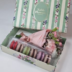 Alternative view of Macarons e mini bouquet de flores
