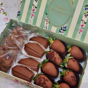 🐇Caixa retangular madeleines, pães de mel e morangos