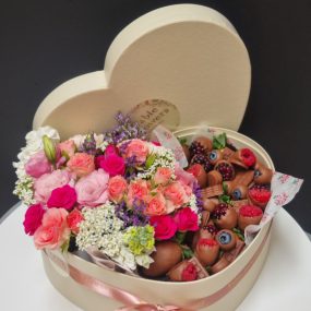 Heart box flores delicadas e chocoberry