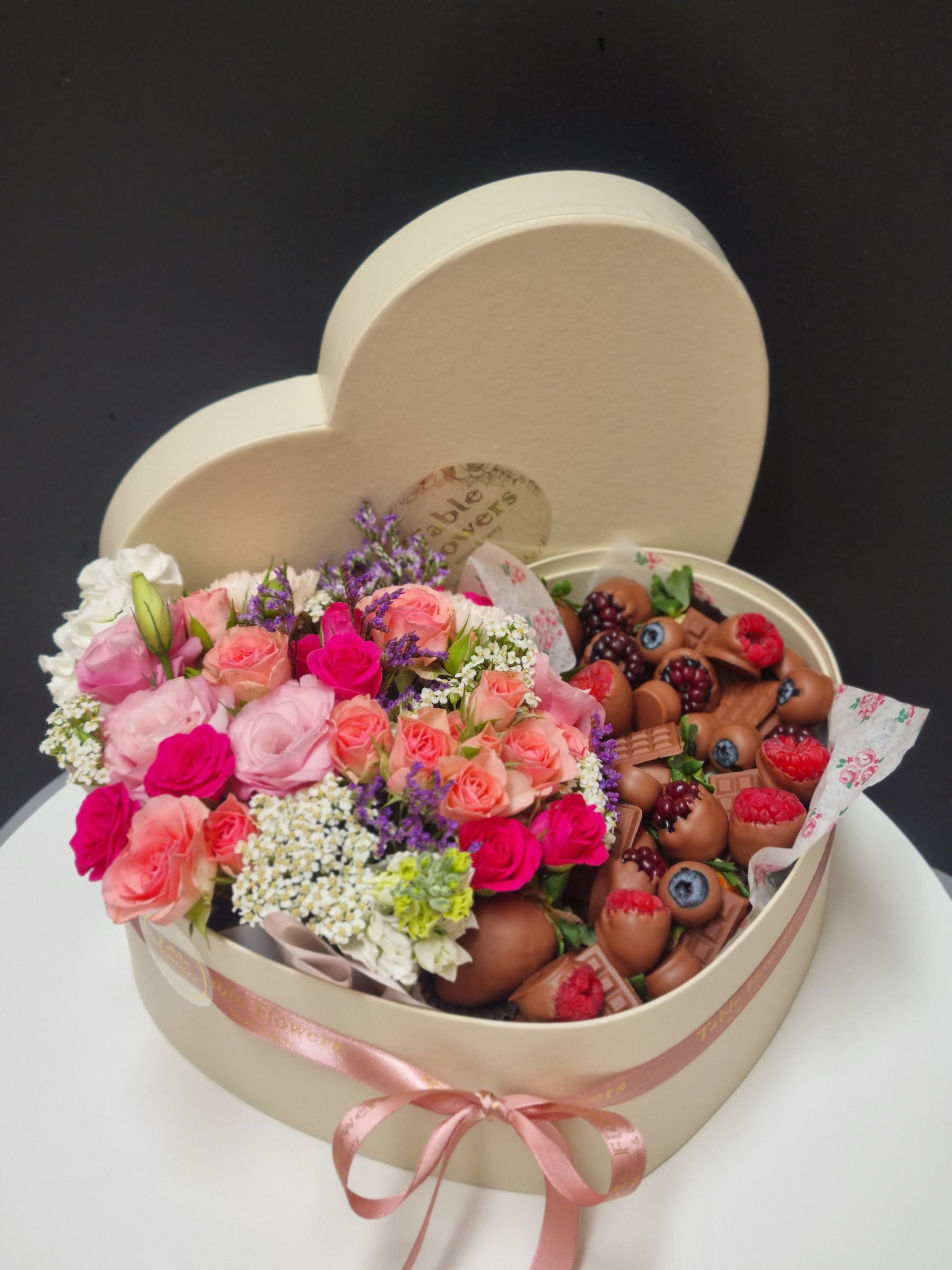 Heart box flores delicadas e chocoberry