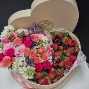 Alternative view of Heart box flores delicadas e chocoberry