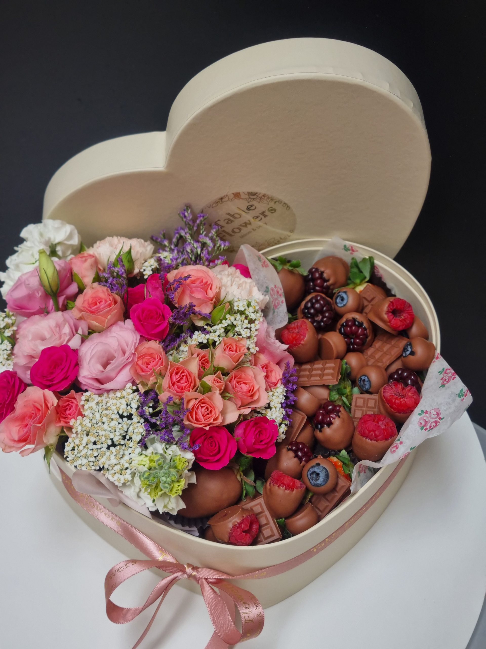 Heart box flores delicadas e chocoberry - Imagem 2