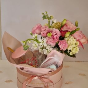 Box Isabelle xícara de chá e vaso com flores