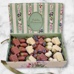 Caixa TF Bloom com mix de chocoberries, mirtilos e uva verde